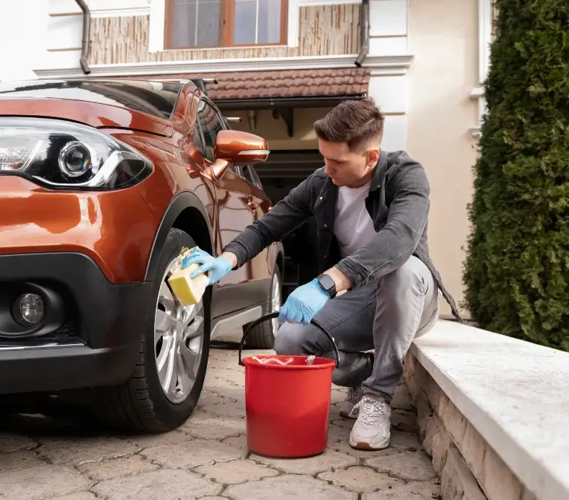 Lavage auto à domicile Villegly : professionnel intervenant sur un véhicule
